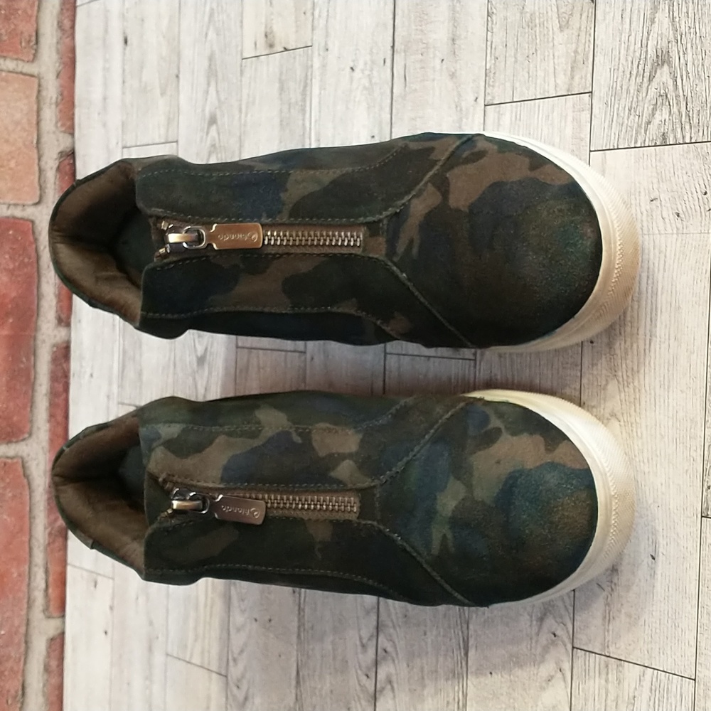 Blondo Glenda Suede Camo Printed Waterproof Wedge Sneakers Size 8 M